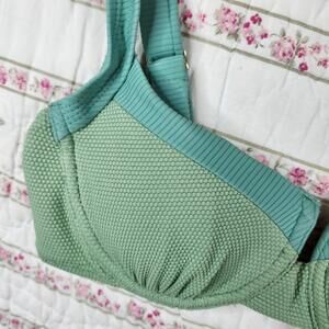 Chic Green Textured Bikini Top with Adjustable Straps